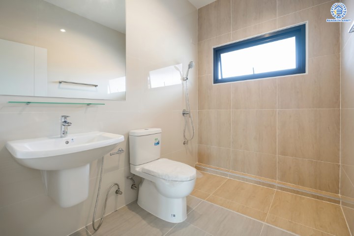 บ้านมือสองตกแต่งใหม่ ม.เมืองเอกประจิม พหลโยธิน87 ตกแต่งครบทุกฟังก์ชัน เนื้อที่ 100 ตร.ว. พื้นที่ใช้สอยเยอะ พร้อมฟังก์ชัน 3 ห้องนอน 4 ห้องน้ำ 1 ห้องอเนกประสงค์ 1 ห้องแม่บ้าน จอดรถได้ 4 คัน เชื่อมต่อทุกการเดินทาง ใกล้รถไฟฟ้าสายสีแดง "สถานีหลักหก"และทางด่วน "ศรีสมาน"